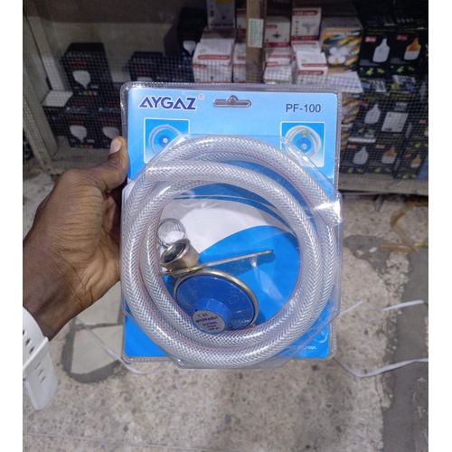 Tuyau de raccordement avec détendeur pour bouteille de gaz domestique